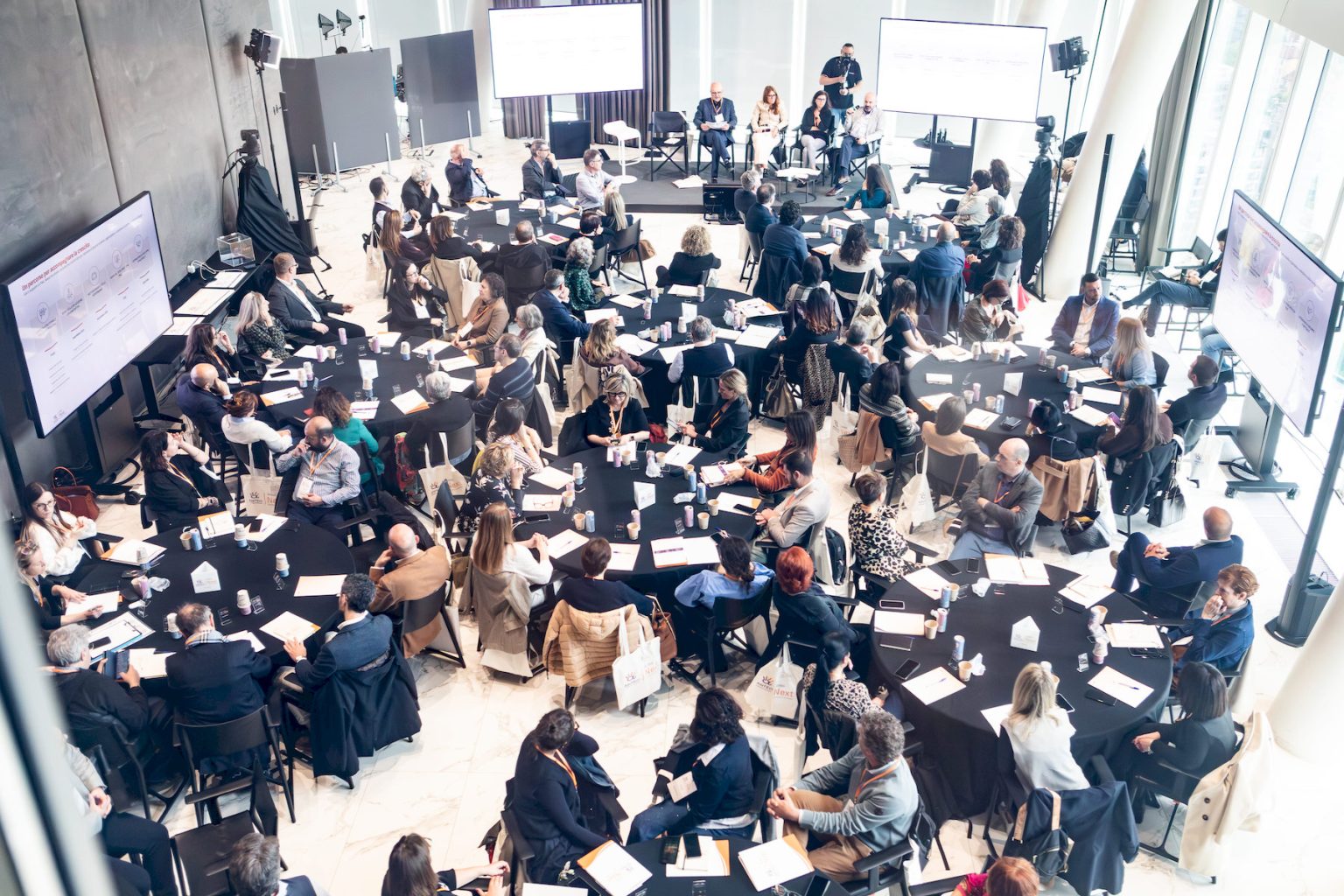 Vista dall’alto dei tavoli di lavoro durante la giornata Anteo.Next
